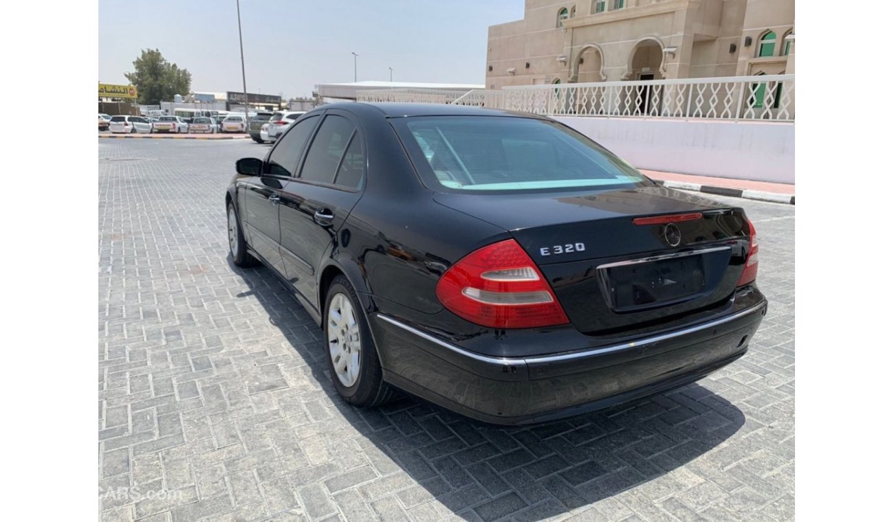 Mercedes-Benz E200 Model 2004 Gulf Full Option Sunroof 4 Cylinder Automatic Transmission in Excellent Condition