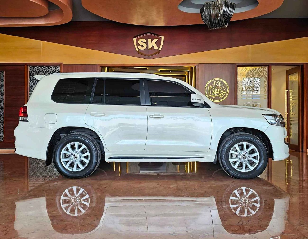 تويوتا لاند كروزر GXR V6/ SUNROOF/ WARANTY/ FSH/ SINGLE USER/ LEATHER/ FREE REGISTERATION/ 2266 MONTHLY /LOT#20936