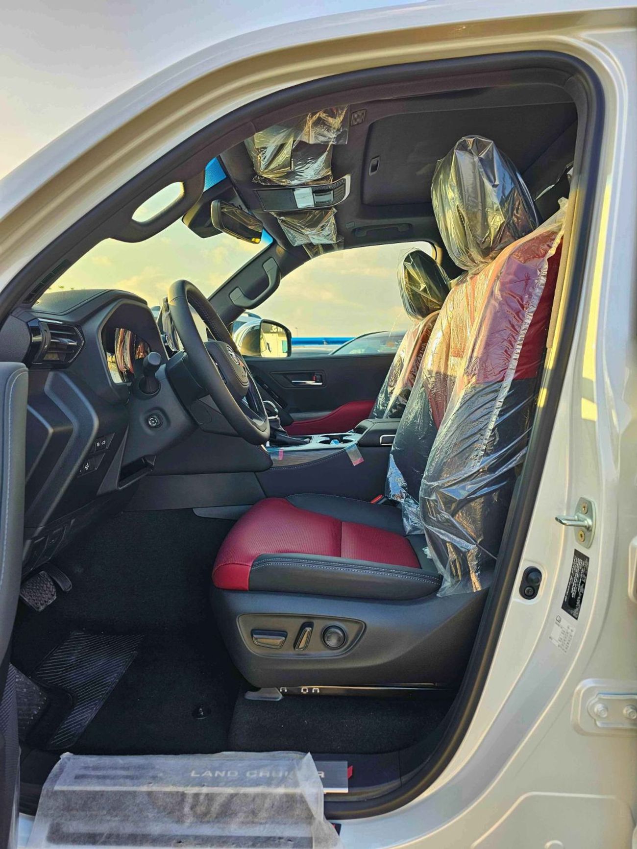 تويوتا لاند كروزر VXR TWIN TURBO / 3.5L PETROL V6 4WD / RADAR / 12.3" DVD+JBL / HEADUP DISPLAY (CODE#VXR31H)