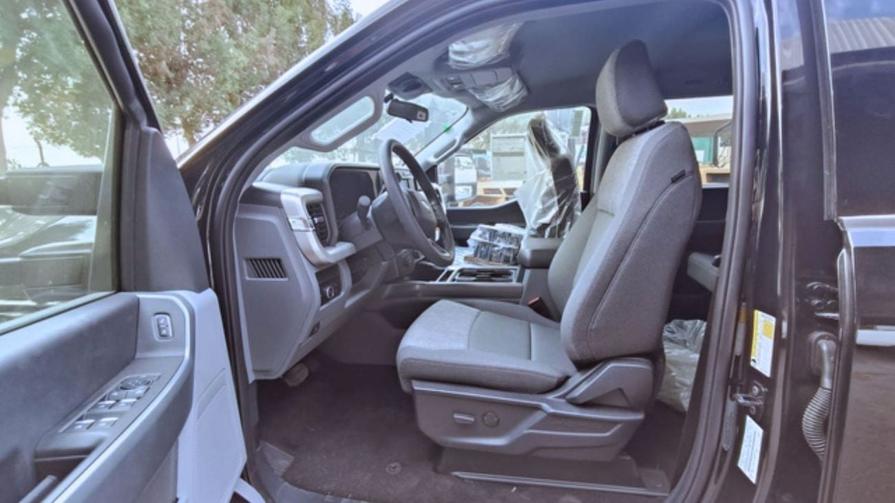 Ford F-350 A powerful heavy-duty 4x4 pickup powered by a 6.7L Power Stroke V8 Turbo Diesel engine, delivering e