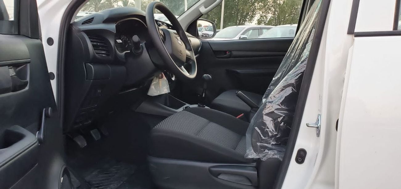 تويوتا هيلوكس double cabin 2.4 Diesel ,,,4X4,,, white color Black interior 2026 Basic option