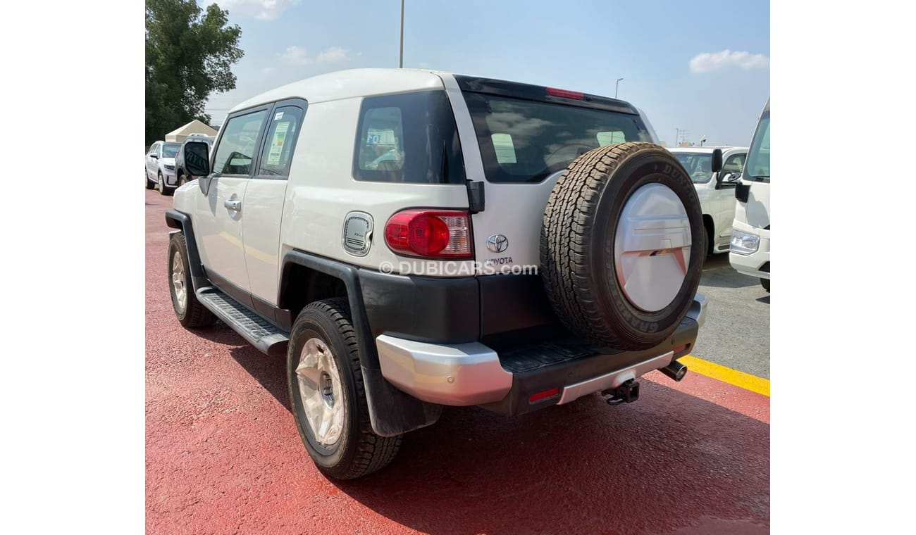 تويوتا إف جي كروزر تويوتا اف جي كروزر 4.0 لتر موديل 2021 ابيض اللون