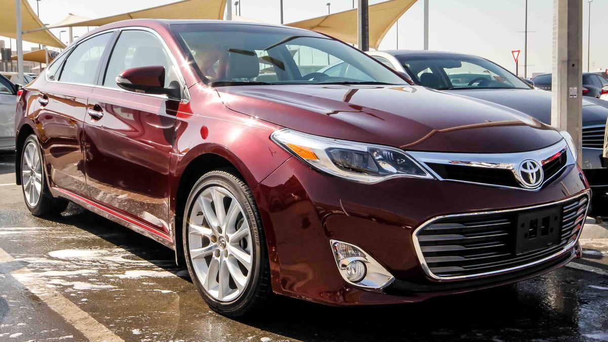 Toyota Avalon Limited for sale AED 65,000. Burgundy, 2013