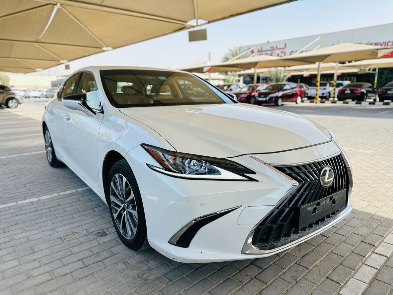لكزس ES300h 2023 Lexus ES 300H - White inside Brown