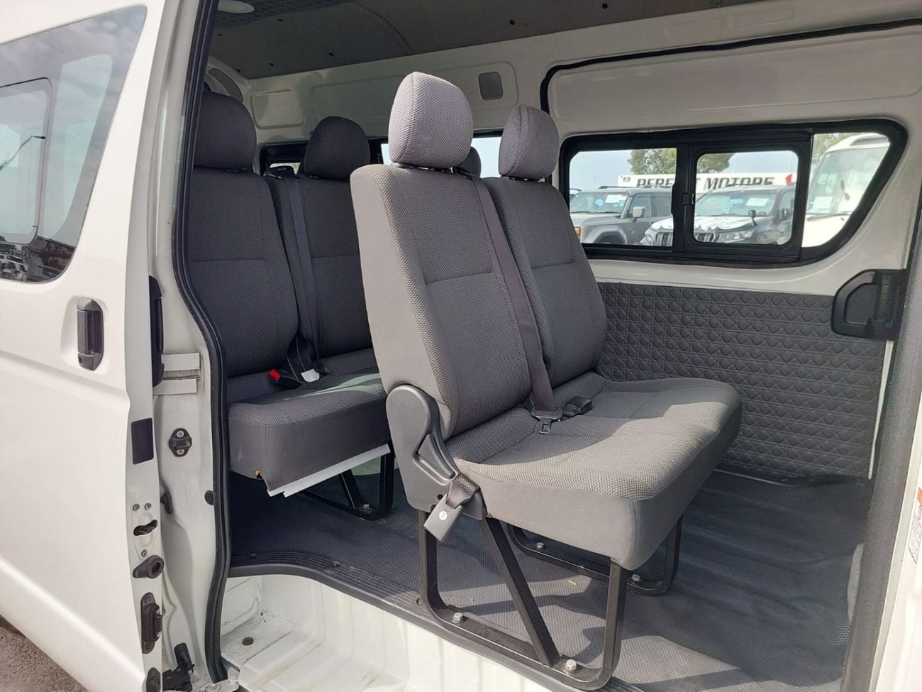 تويوتا هاياس (RAMADAN OFFER) TOYOTA HIACE COMMUTER VAN RHD 2018 MODEL 3.0 L DIESEL AUTOMATIC(PM21528)