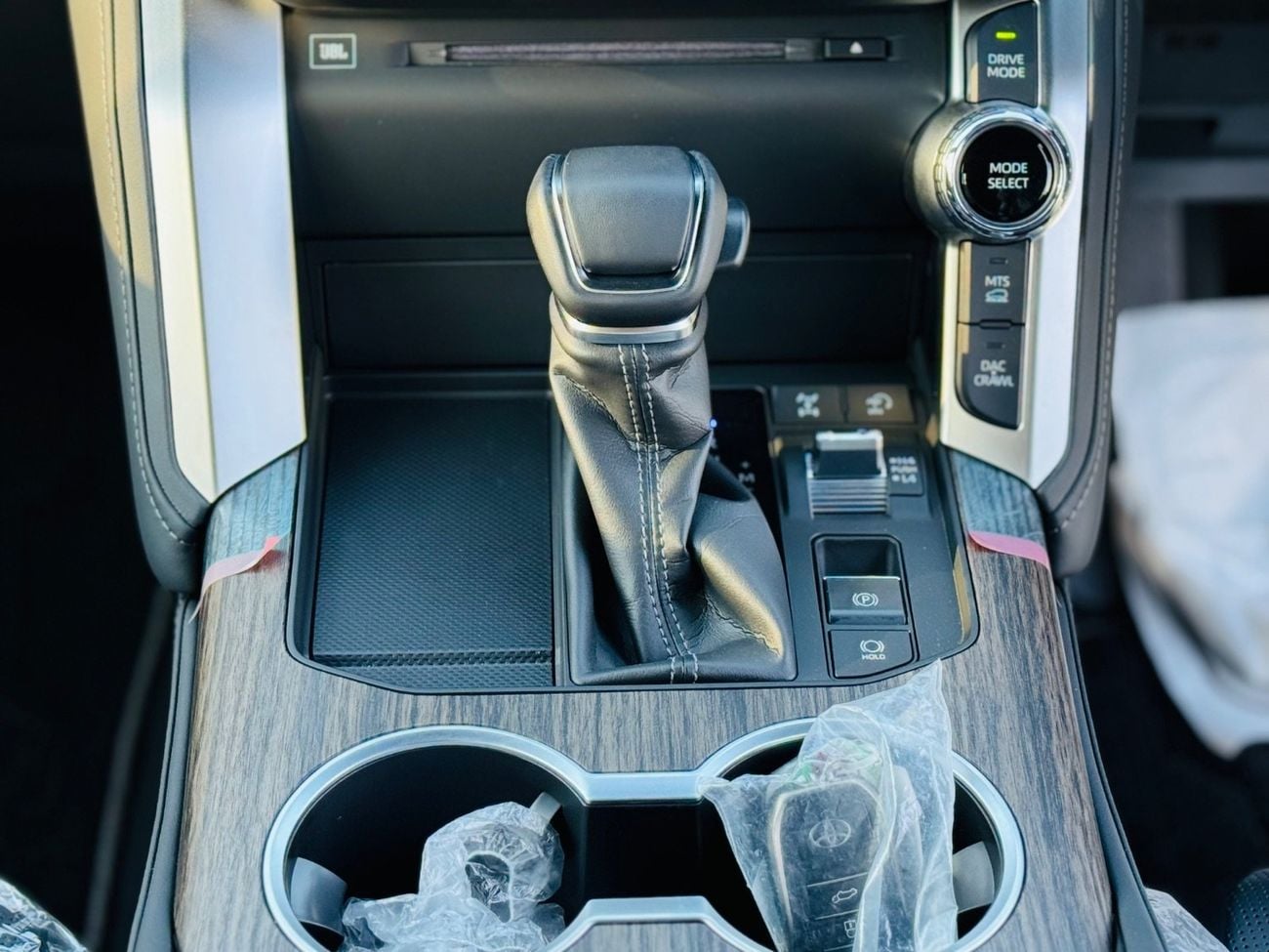 تويوتا لاند كروزر Zx top of the range white with black interior