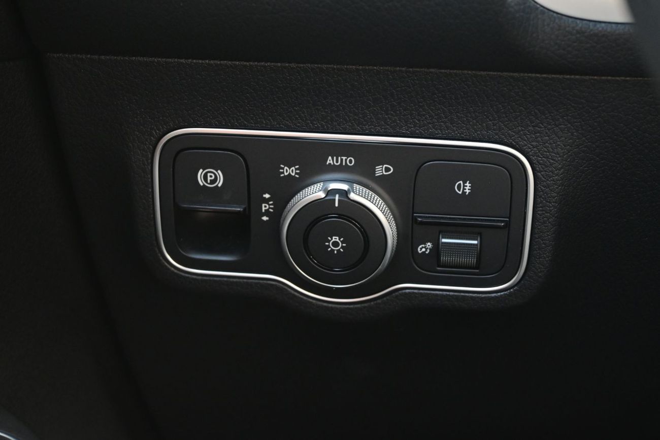 Mercedes-Benz GLB 200 Mercedes-Benz GLB 1.3L Turbo, FWD, Model 2025 Color Black