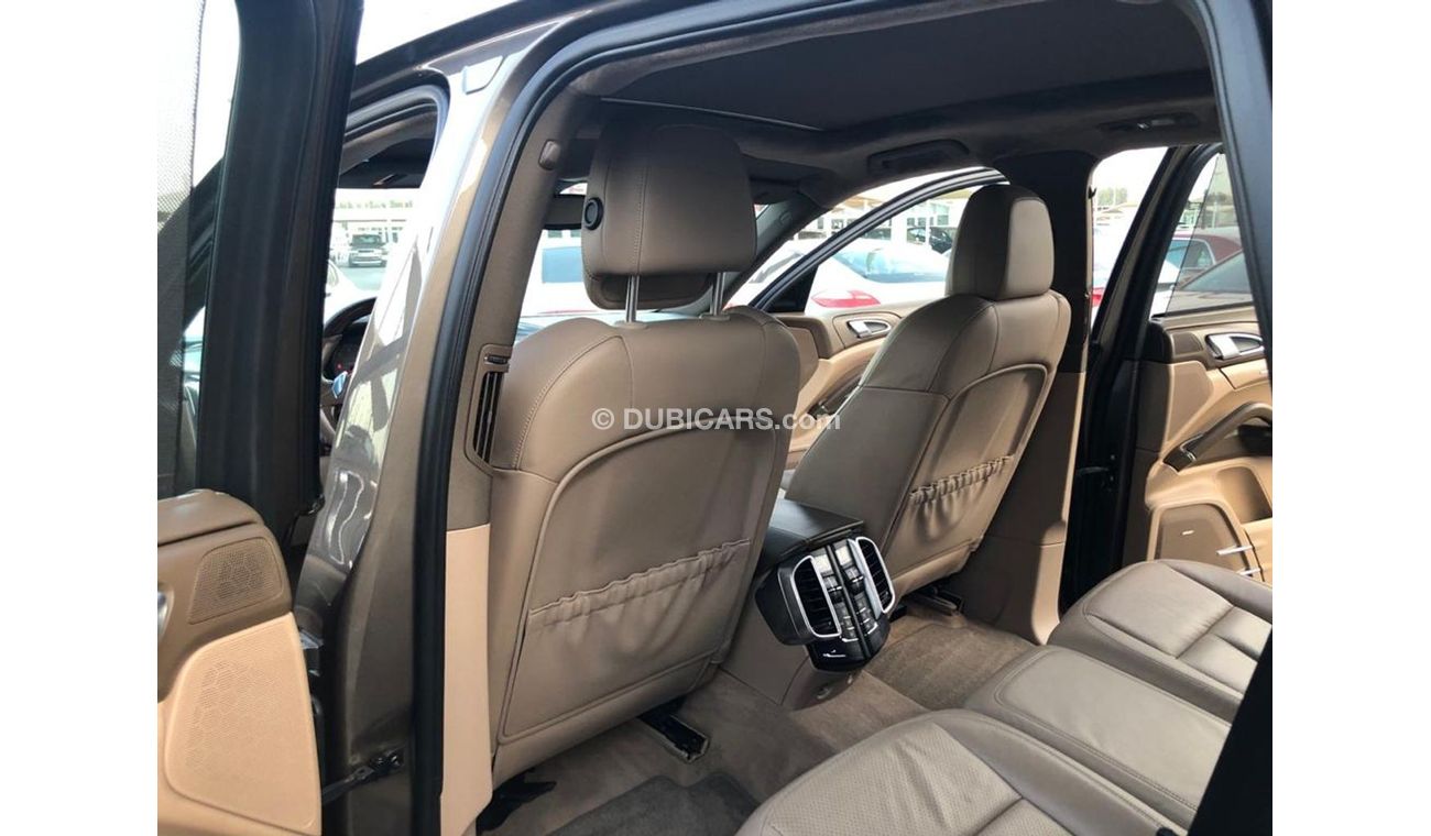 بورش كايان موديل 2011 خليجي حاله ممتازه من الداخل والخارج فل مواصفات كراسي جلد بانورما وتحكم كهربي كامل ونقطه ع