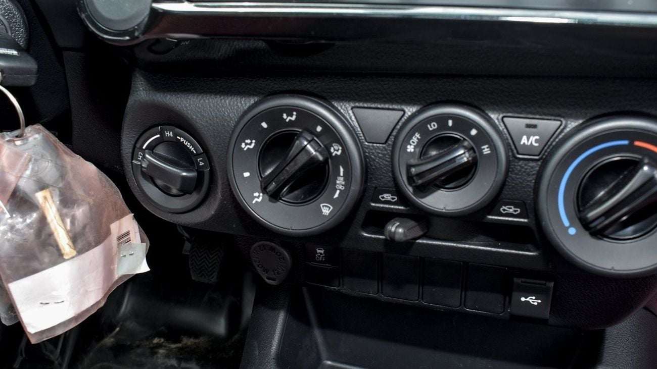 Toyota Hilux 2.7L Single Cabin M/T 4WD