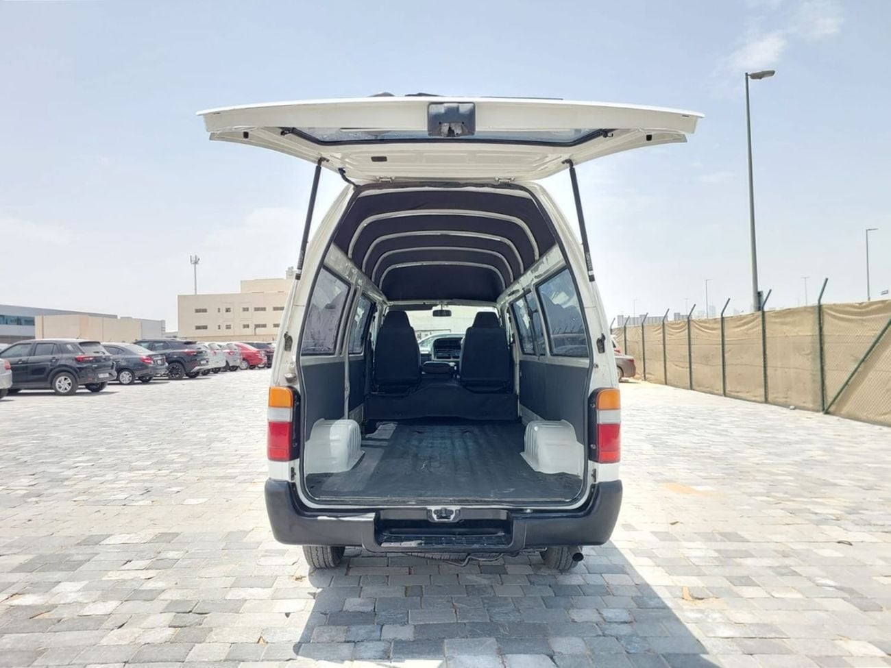 Toyota Hiace TOYOTA HIACE VAN RHD 2000 MODEL 3.0 L DIESEL AUTOMATIC(PM02207)