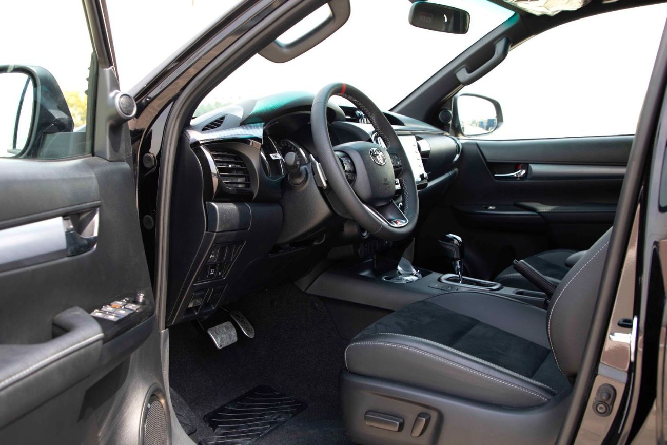 تويوتا هيلوكس تويوتا هايلكس 4.0 GR-Sport 2023 - أسود اتيتيود من الداخل أسود