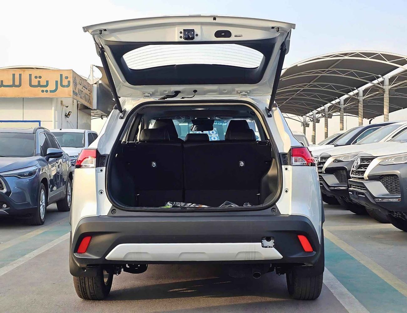 Toyota Corolla Cross HYBRID FULL OPTION / 2.0L V4 / LEATHER + ELECTRIC SEAT / MUD GUARD /SUNROF / CODE # HYBRID