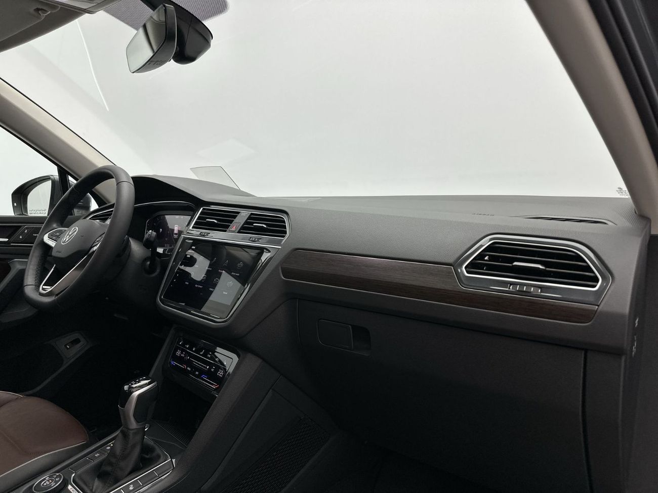 فولكس واجن تيجوان ELEGANCE 2.0L | Panoramic Sunroof with Leather Seats | VW Certified | GCC Specs | Showroom Co