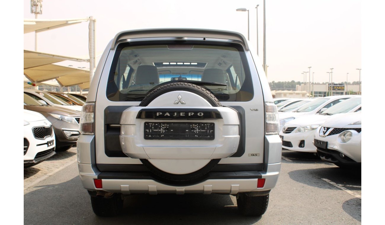 Mitsubishi Pajero ACCIDENTS FREE - ORIGINAL PAINT - GCC - SUNROOF - CAR IS IN PERFECT CONDITION INSIDE OUT