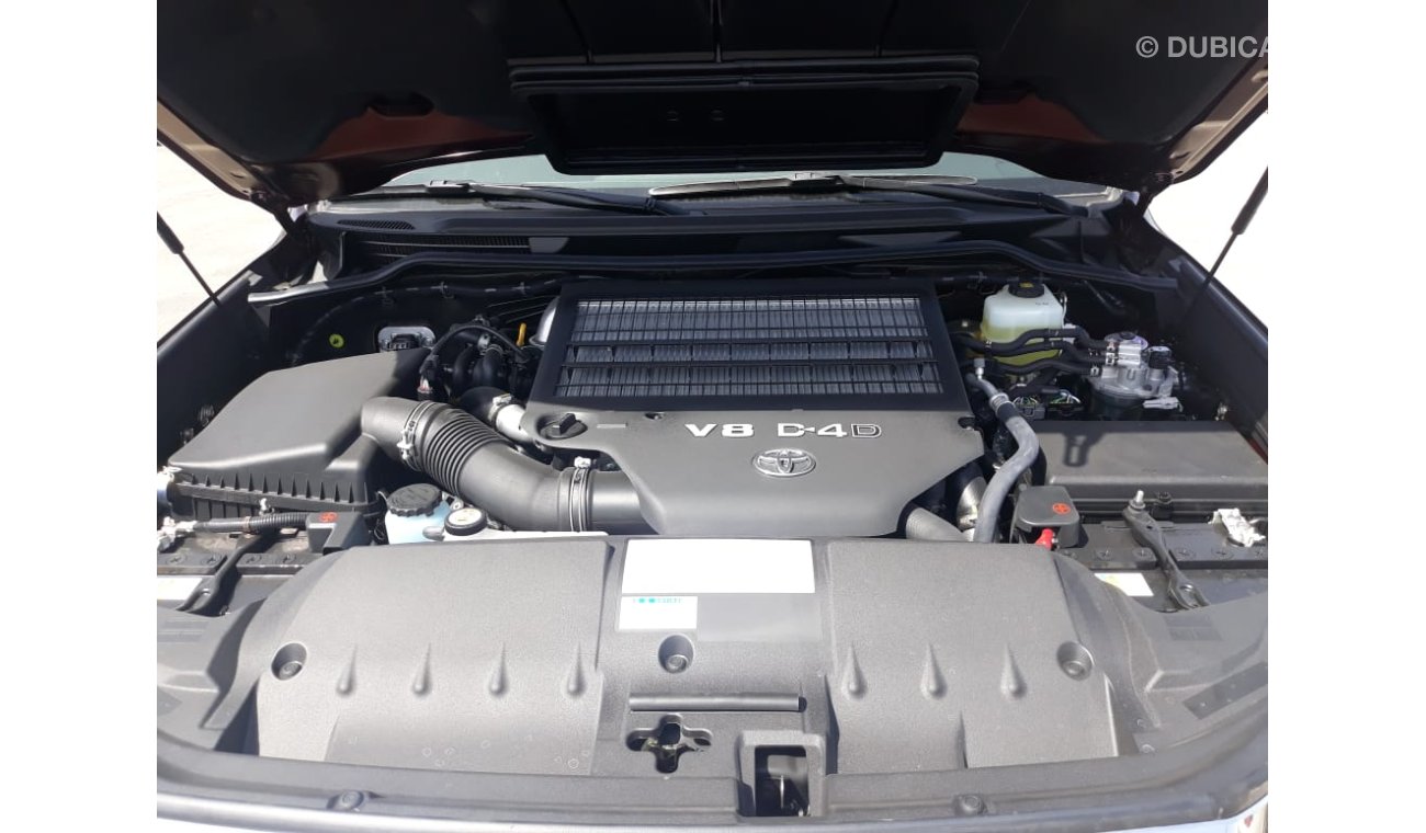 تويوتا لاند كروزر Diesel GXR 4.5L With Cool Box and Rear A/c Digital