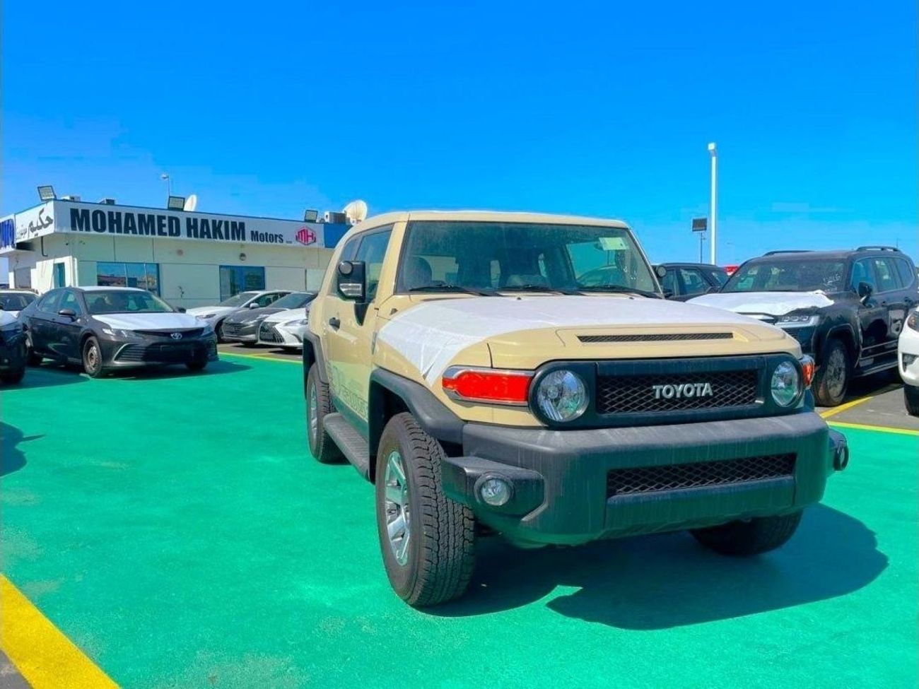 Toyota FJ Cruiser 2023 White color 4WD 4.0L petrol