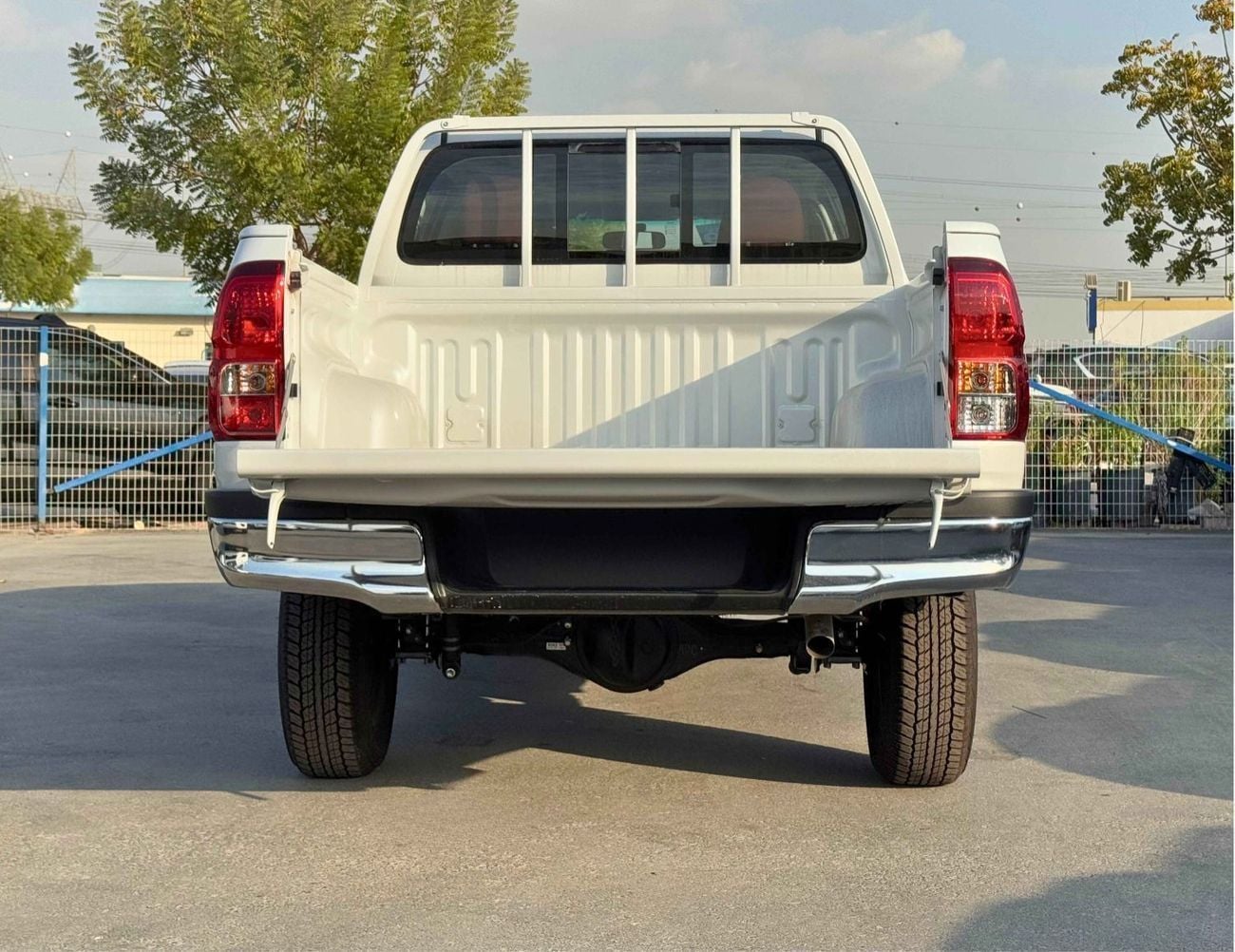 تويوتا هيلوكس BASIC DOUBLE CABIN / 2.4L DIESEL A/T / CHROME HANDLE & REAL CHROME BUMPER (CODE # HD)