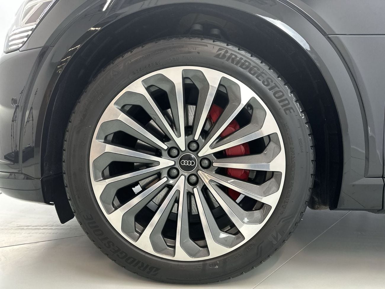 أودي Q8 إي ترون 55 quattro S Line Sportback 408hp Progress (Ref# 17203)