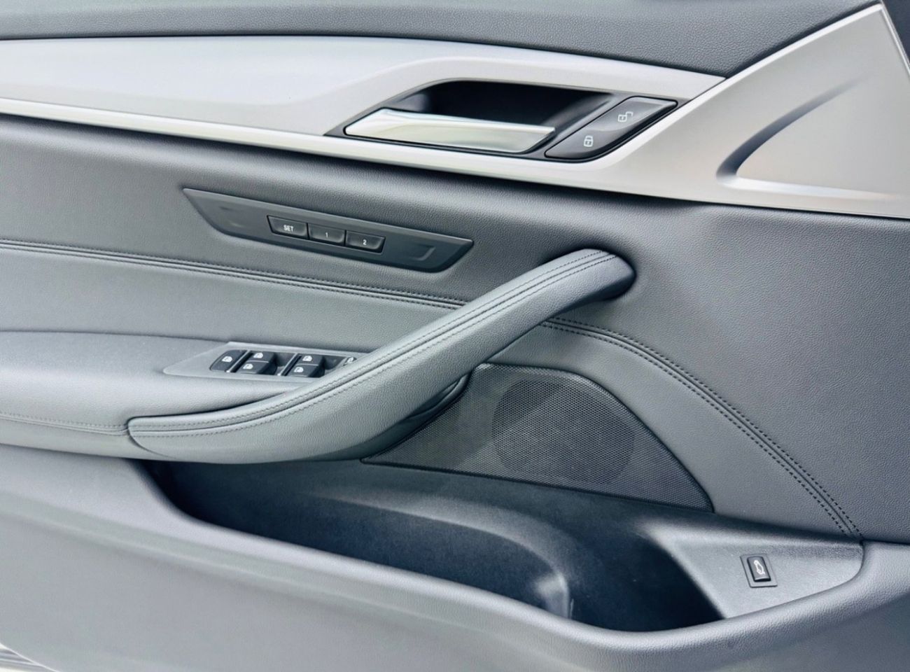 بي أم دبليو 520i Std 2.0L