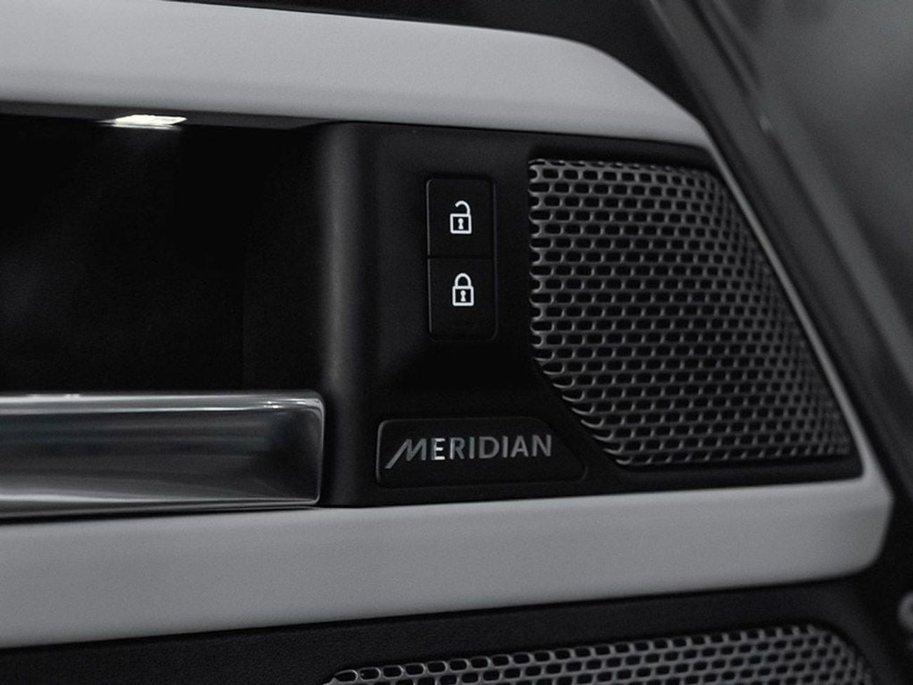 Land Rover Defender P400 110 SE 3.0L (5 Seater)