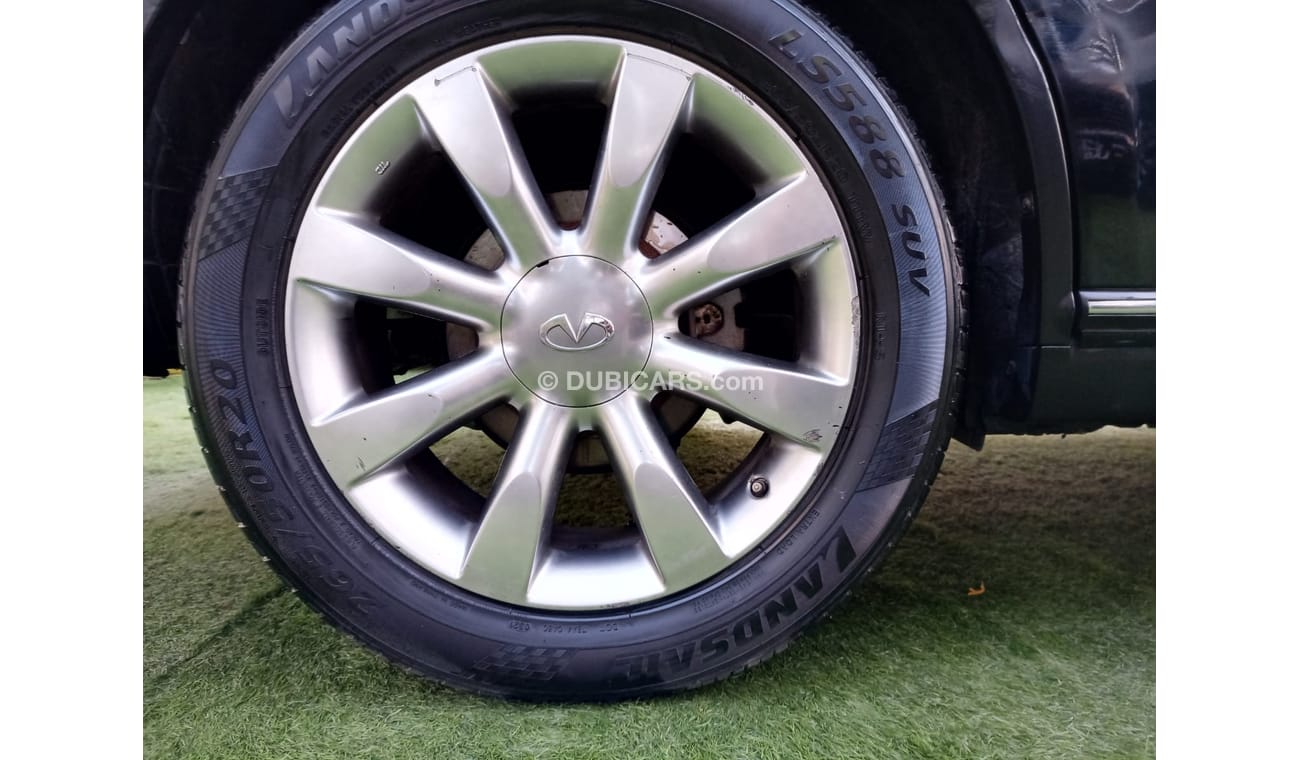 Infiniti FX35 2006 Gulf model, leather hatch, cruise control, alloy wheels, rear spoiler, sensors in excellent con