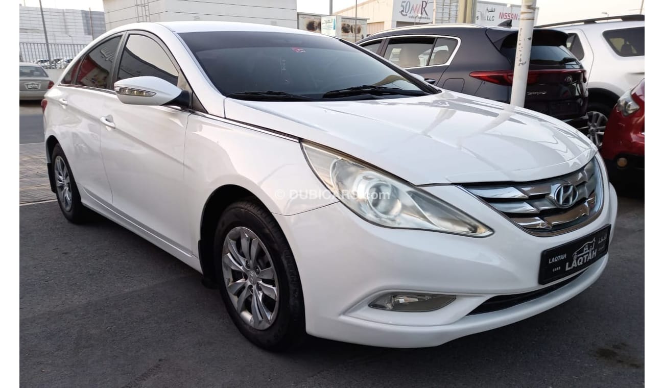 Hyundai Sonata Gulf model 2012 without accidents, white inside beige, you don't need any expenses.
