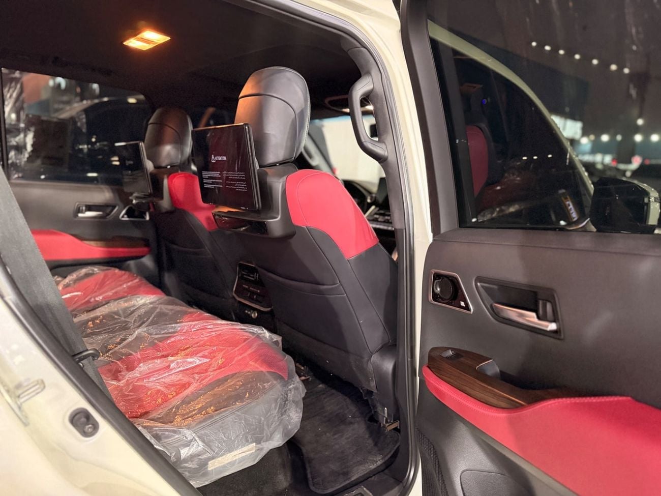 Toyota Land Cruiser VXR Toyota Landcruiser VXR 2022 Twin Turbo white inside Red
