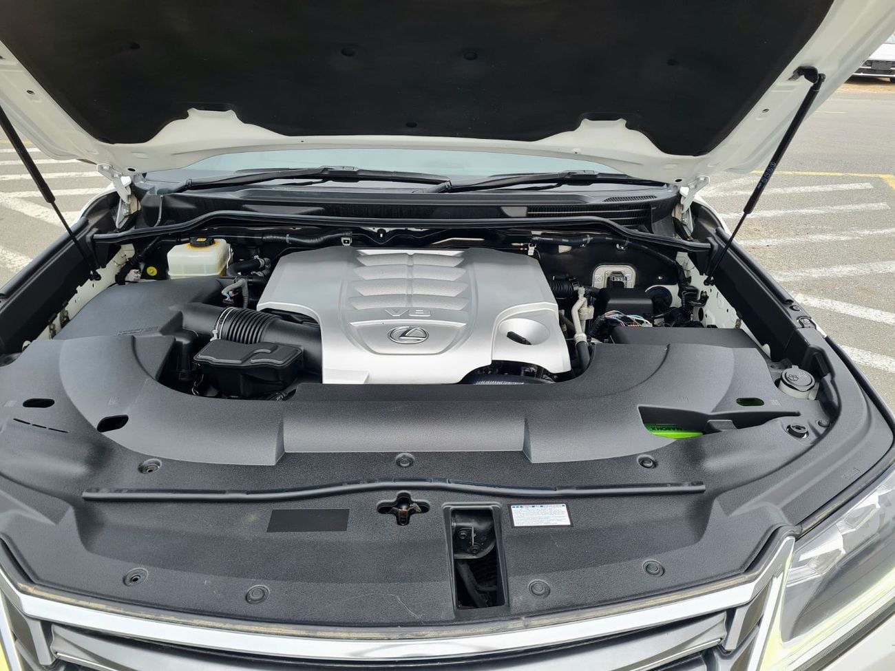 لكزس LX 570 SIGNATURE Right Hand Drive  Year: *2019* *Full option* Engine: 5.7L V8