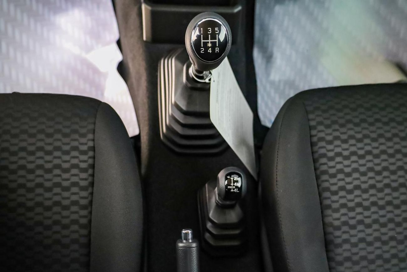 سوزوكي جيمني للبيع في دبي الإمارات: سوزوكي جمني GL بابين 2026 جديدة بالكامل. عداد صفر، قير عادي، بنزين، دفع رباعي