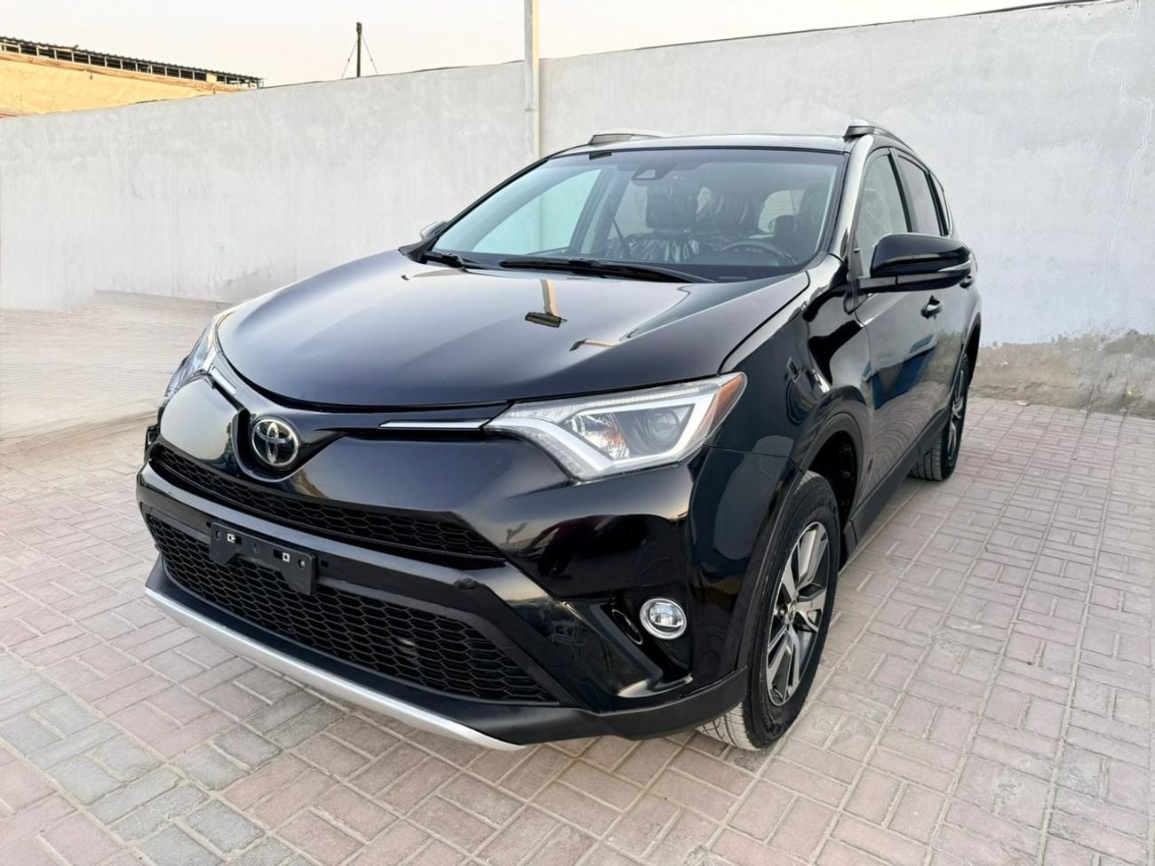 Toyota RAV4 2018 Toyota Rav4 XLE  ADVENTURE 4x4 AWD Full Option