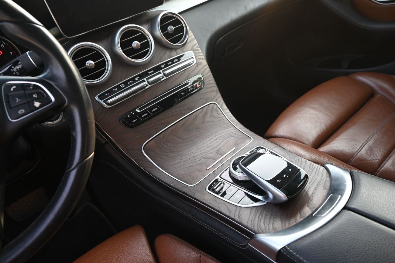 مرسيدس بنز GLC 300 4MATIC 2.0L