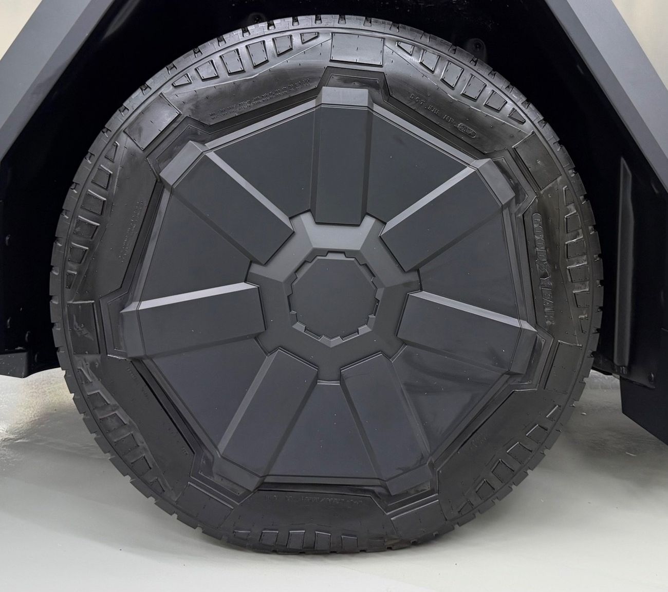 Tesla Cybertruck Foundation Series .. 3 motor