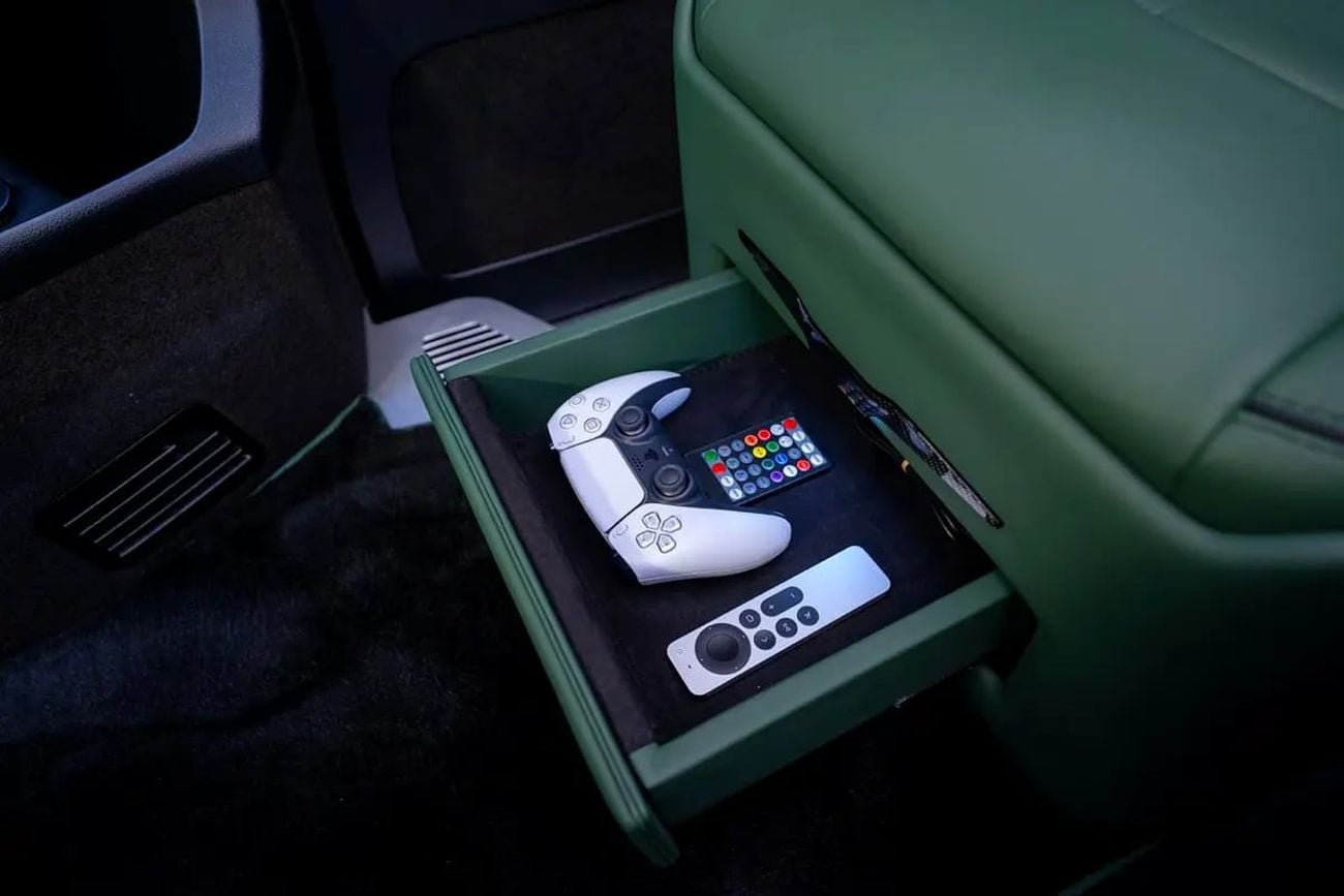 Mercedes-Benz V 300 ARRIVAL MODEL VVIP MERCEDES GCC V300 with ADDITIONAL REAR AC - 2 Years Warranty by VLINE