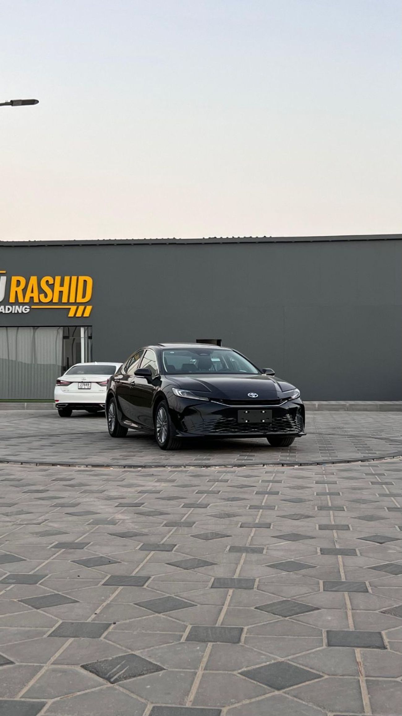 Toyota Camry XLE 2.5L Hybrid