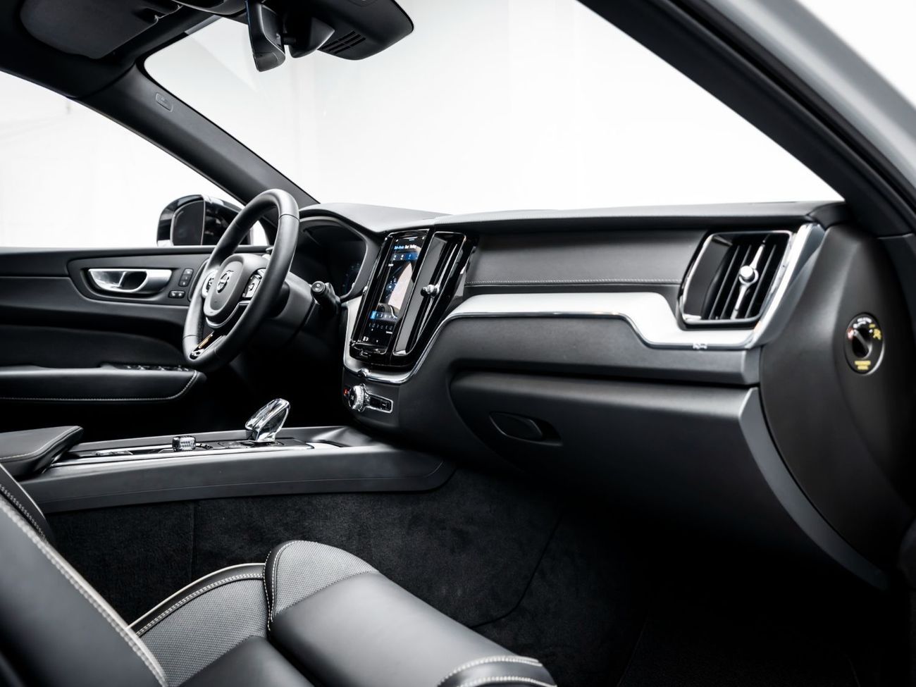 فولفو XC 60 2.0T B5 MHEV R Design (AWD)