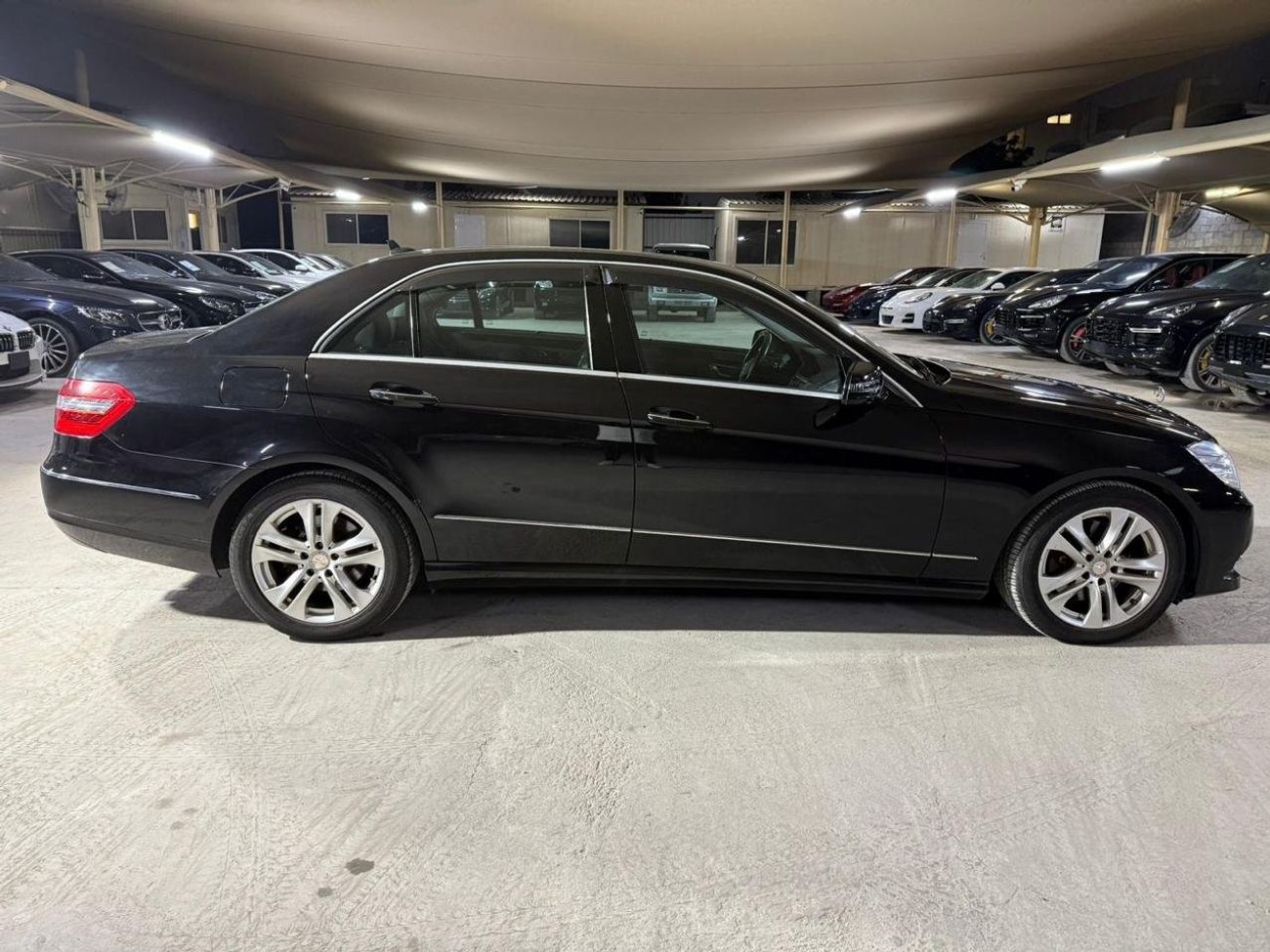 مرسيدس بنز E 350 3.5L | FULL SERVICE HISTORY| BLACK LEATHER SEATS | PUSH START