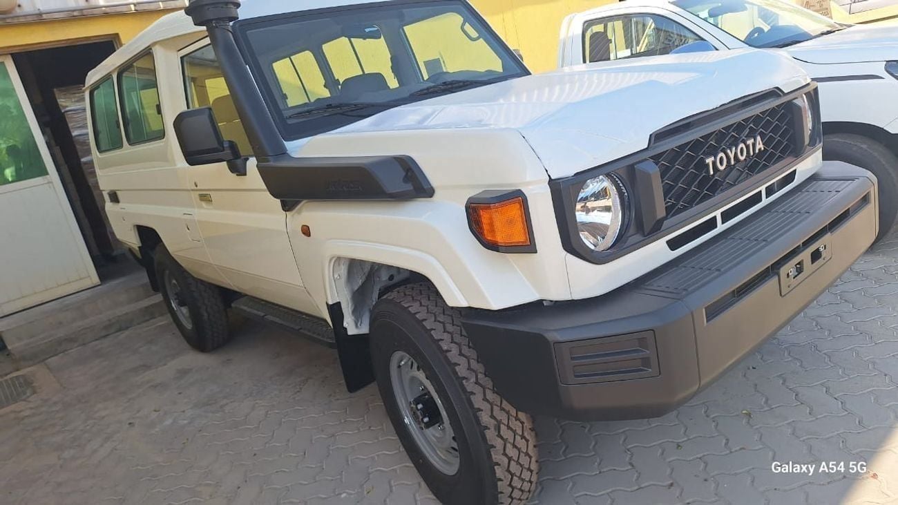 Toyota Land Cruiser 70 TOYOTA LAND CRUISER LC78 4.0L AT