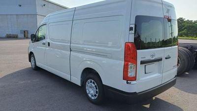 Toyota Hiace DLS - STD ROOF Van High Roof 2.8L (174 HP) M/T