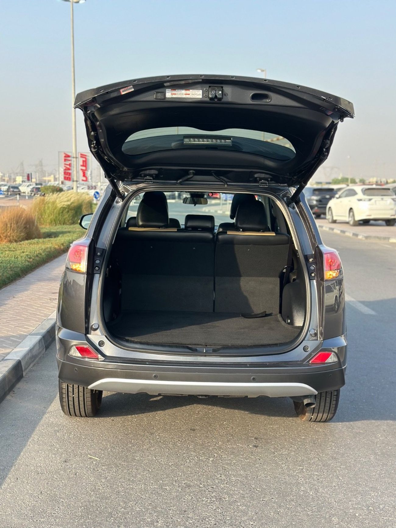 Toyota RAV4 XLE premium Sunroof,Push start,Leather seats