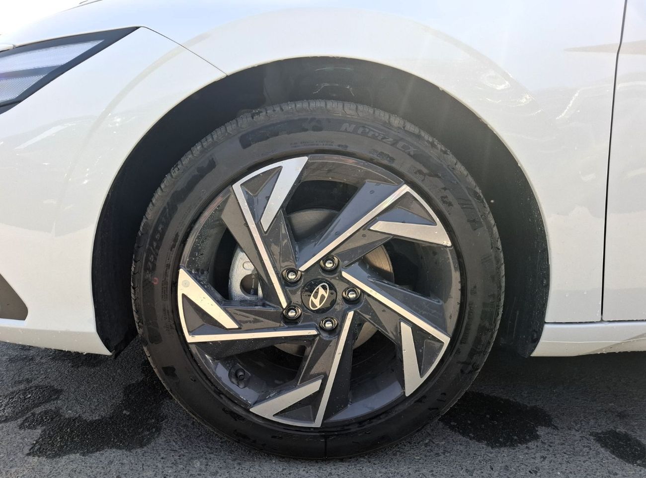 Hyundai Elantra Hyundai Elantra 1.5L 2025 White Petrol Chinese (Export Only)