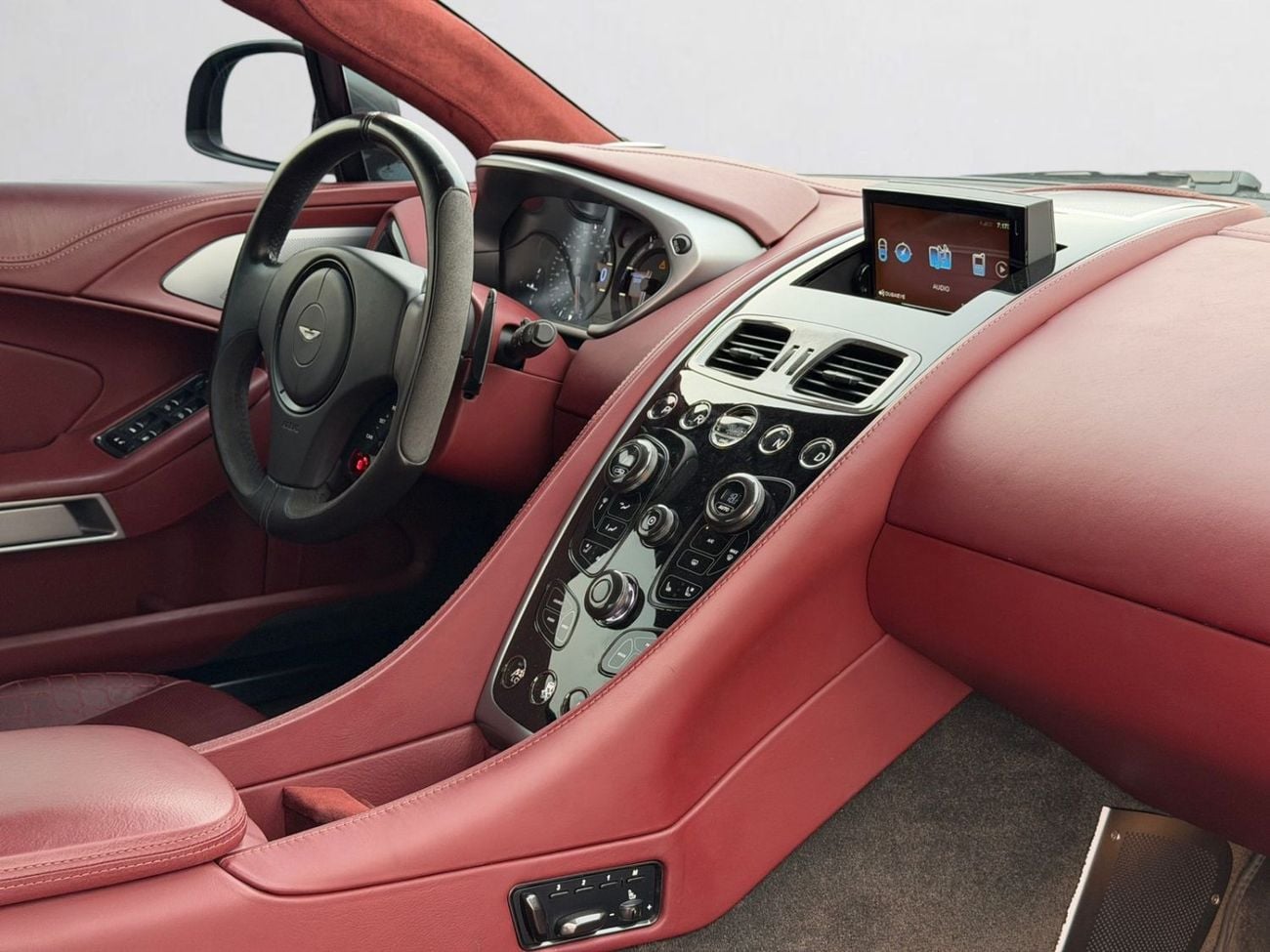 Aston Martin Vanquish STD RARE FULL CARBON SPEC | GCC CAR | V12 ENGINE | 2014