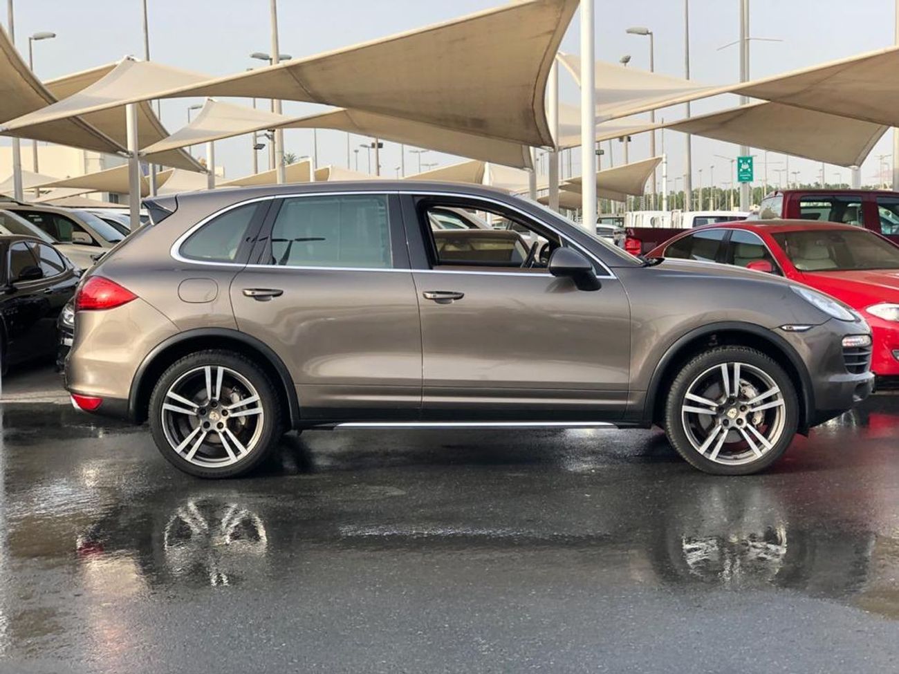 Porsche Cayenne Porsche Cayenne model 2011 GCC car prefect condition full option panoramic roof leather seats back c