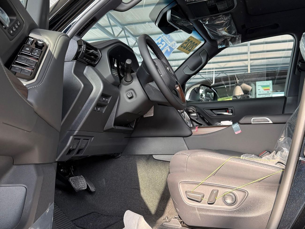 Toyota Land Cruiser HYBRID VX 3.5 TWINTURBO RADAR **EXPORT ONLY**التصدير فقط خارج الخليج***