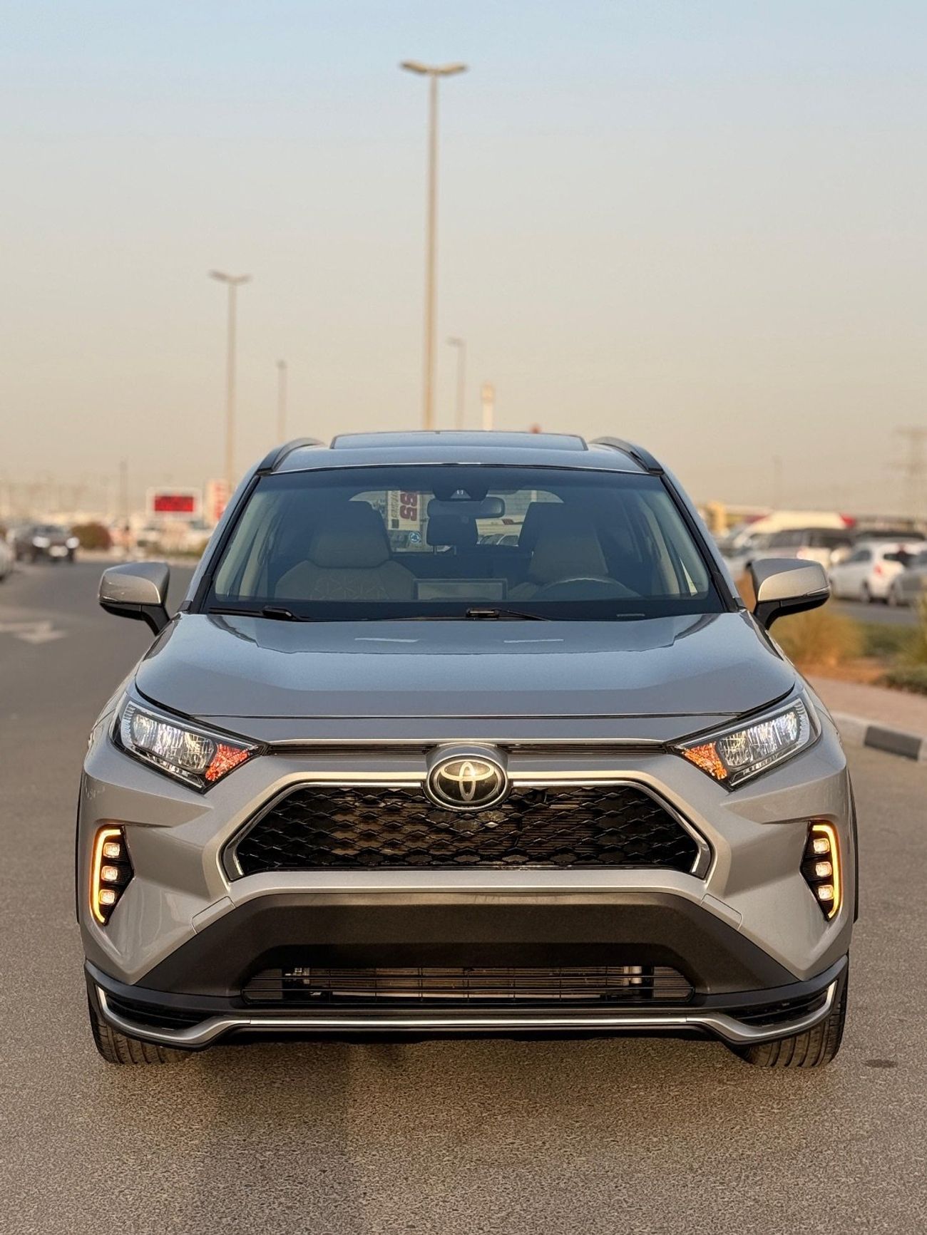 Toyota RAV4 XLE 2.5 L Sunroof, push start Full option