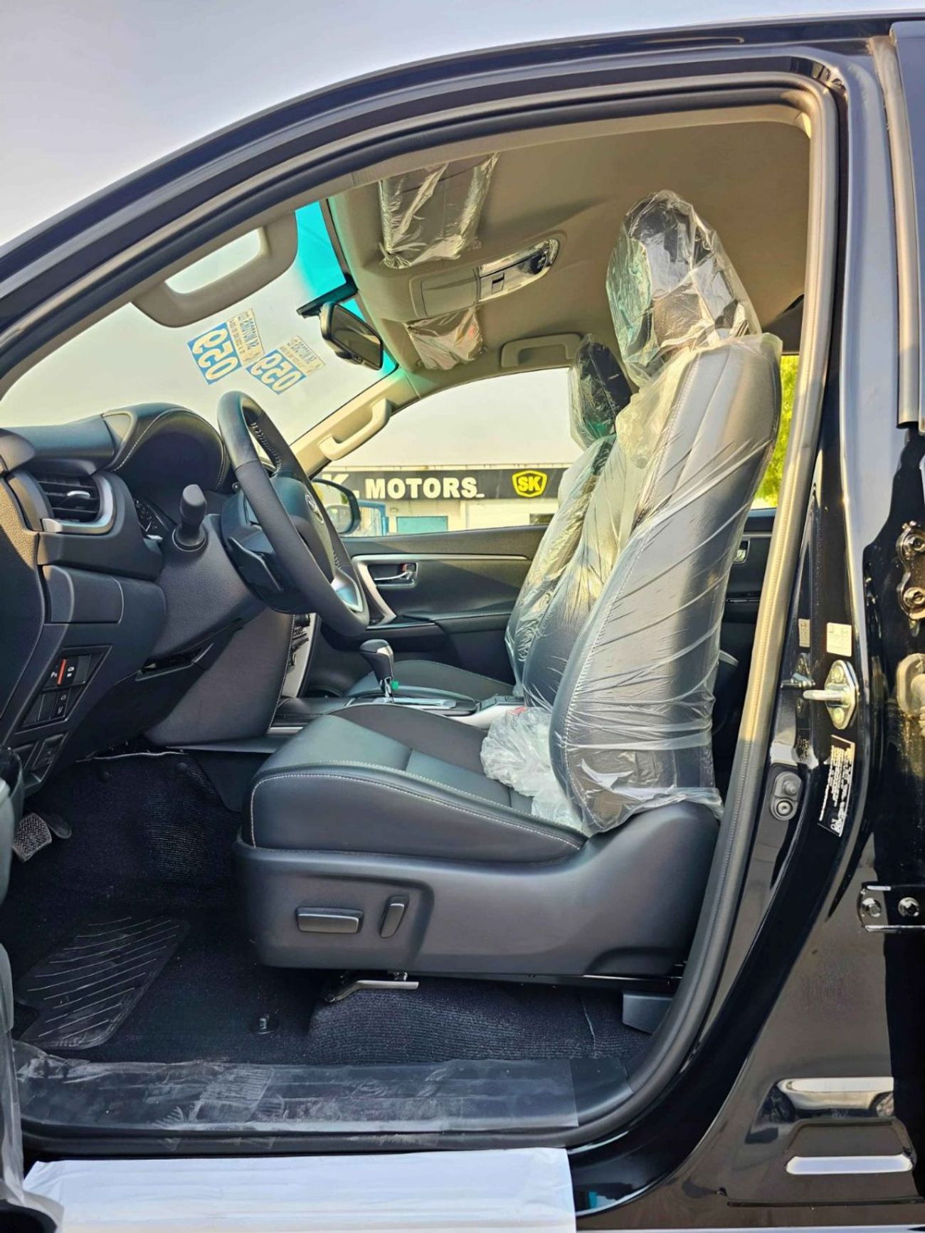 تويوتا فورتونر SR5 ADVENTURE / 4.0L V6 PETROL / FRONT PWR SEATS / PUSH START / DIFF LOCK AUTO A/C (CODE # F6HA)