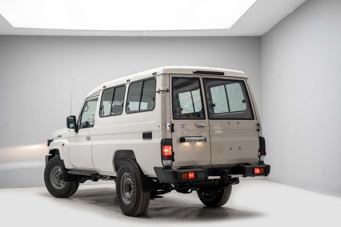 تويوتا لاند كروزر 70 LC 78 HARDTOP 4.0L AT - White Inside Bluish Grey | Export Only