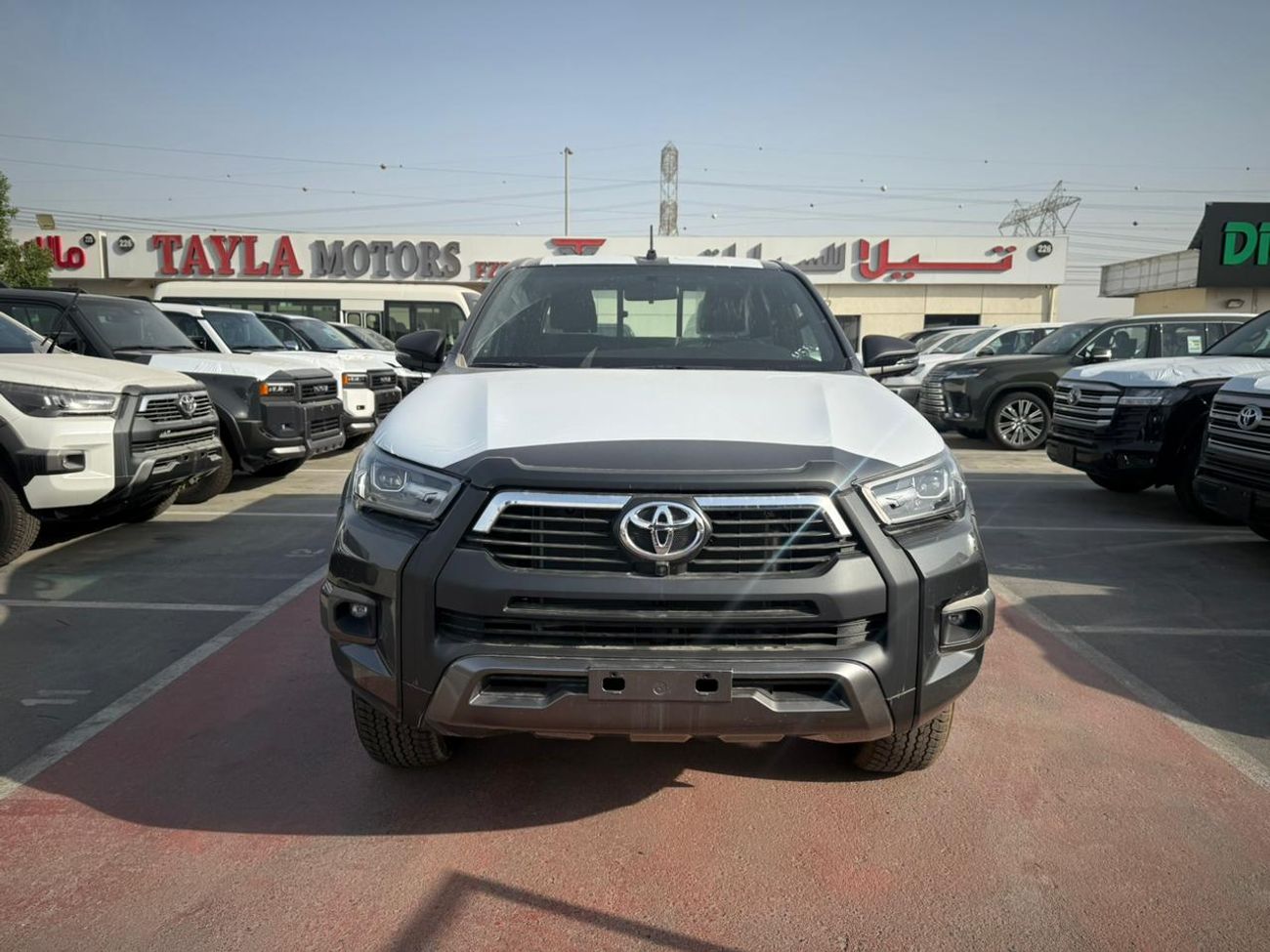 تويوتا هيلوكس with compressor, wireless charger, trunk shutter