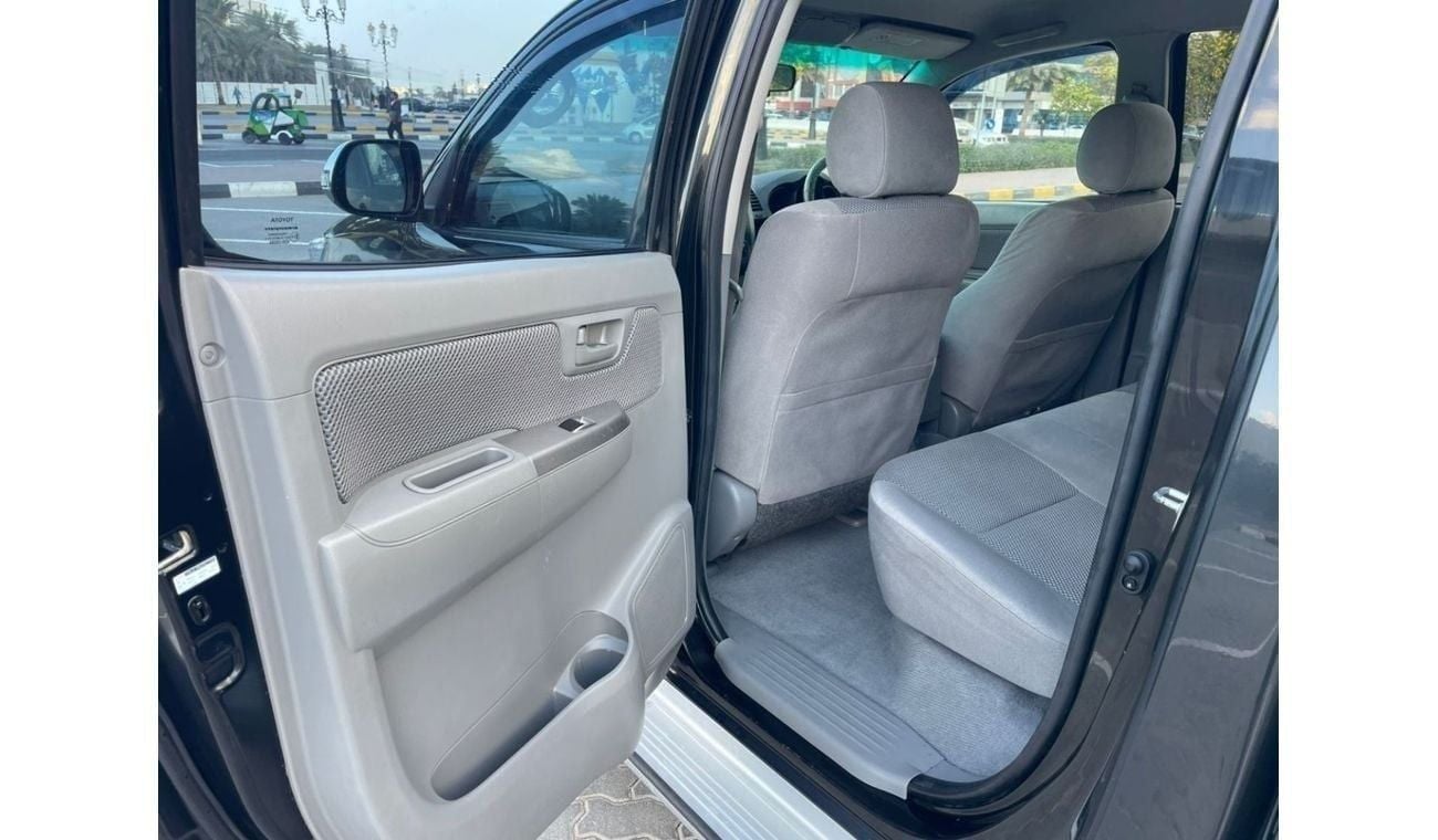 تويوتا هيلوكس diesel 3.0 liter automatic right hand drive