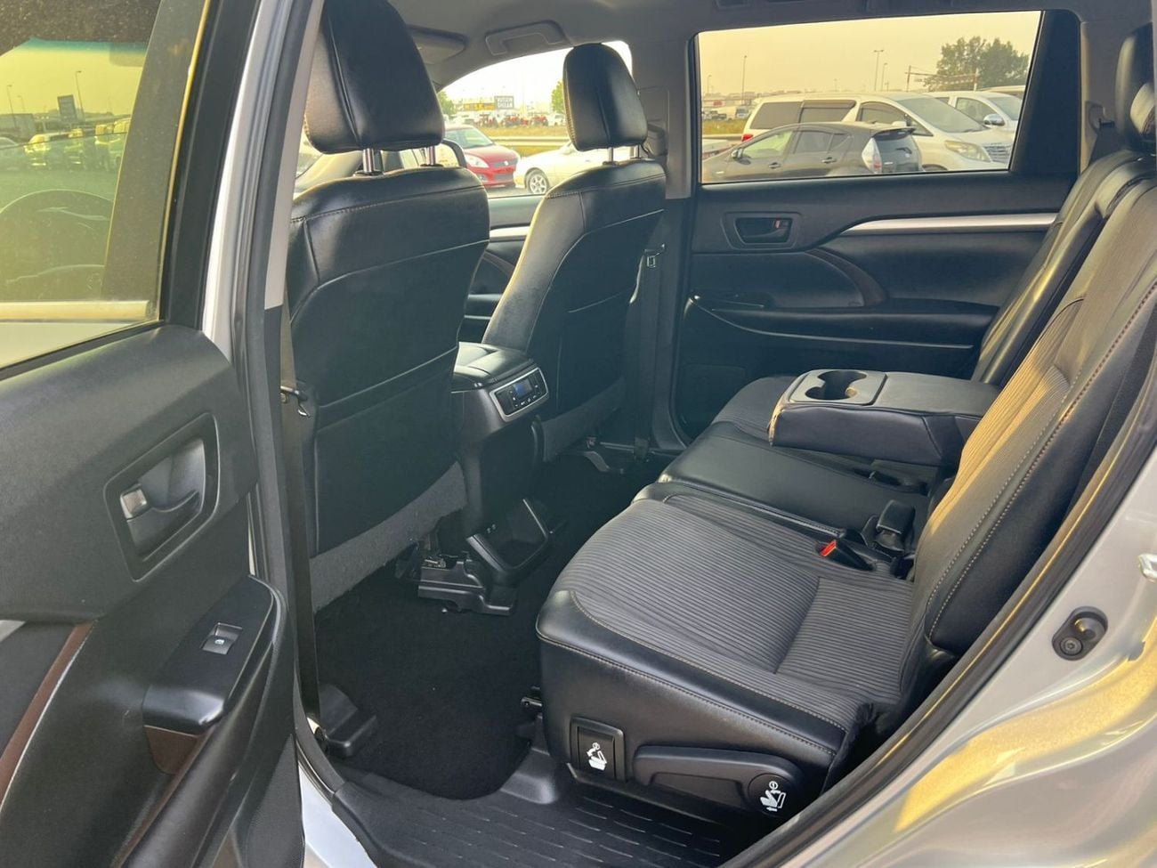 Toyota Highlander LE (NON GCC) 2017 Toyota Highlander - MidOption - 3.5L V6 - Full 7 Seater - Trunk Auto