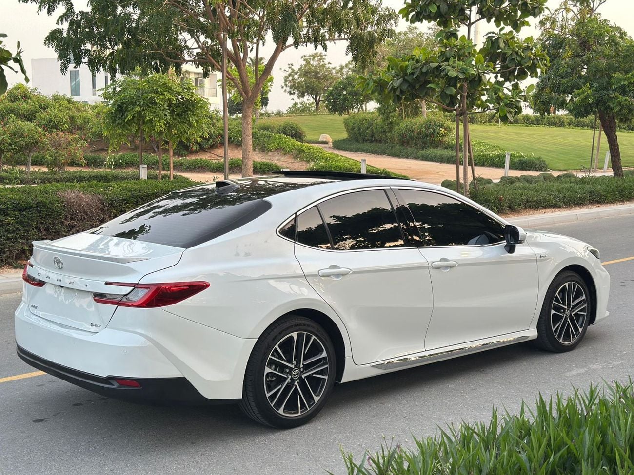 تويوتا كامري GLE HEV